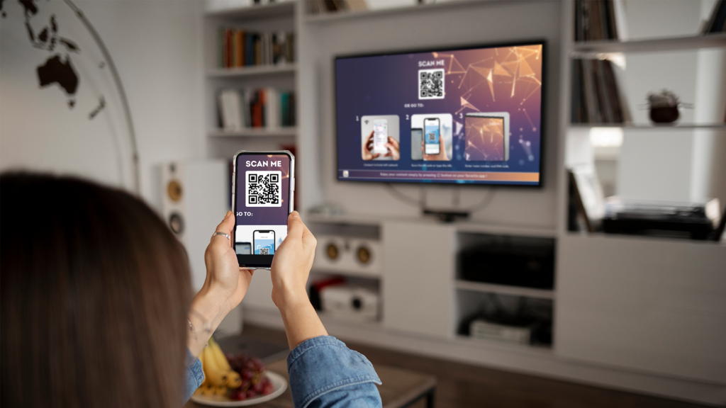 Mulher escaneando um código QR na solução de casting do hotel, compartilhamento de tela