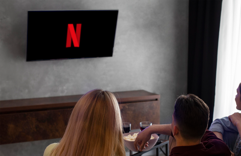 友人たちがホテル向けキャストソリューションとホテル向けNetflix、ホスピタリティTVシステムを視聴