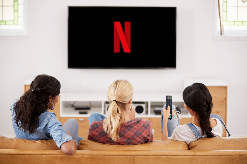 Frauen, die Netflix auf Chromecast für die Hotellerie schauen, Screen-Sharing