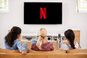 Những người phụ nữ xem Netflix trên Chromecast cho ngành khách sạn, chia sẻ màn hình