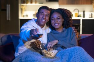 Cặp đôi hạnh phúc xem nội dung qua casting cho khách sạn