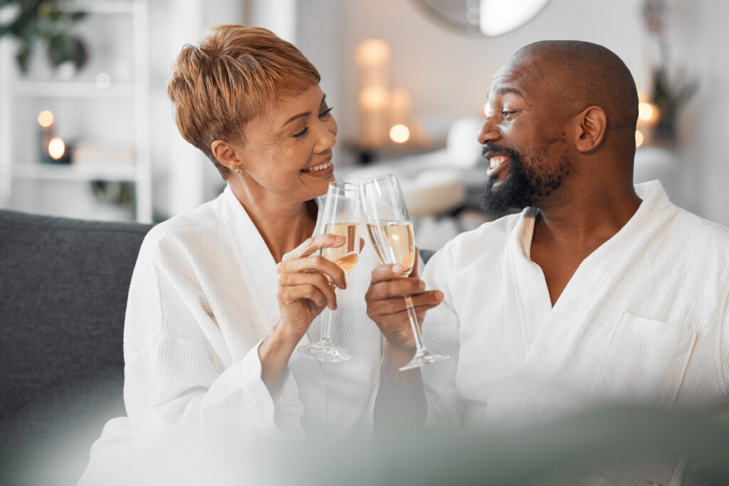 幸せそうな年配の夫婦がホテルのキャスティングを視聴中