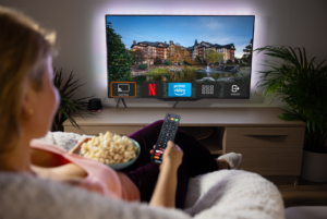 Mulher assistindo ao sistema de casting para hotelaria, Chromecast para hotéis, soluções de casting para hotéis, compartilhamento de tela
