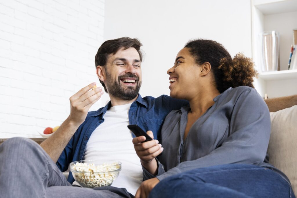 ホテルのテレビにキャストして喜んでいるカップル