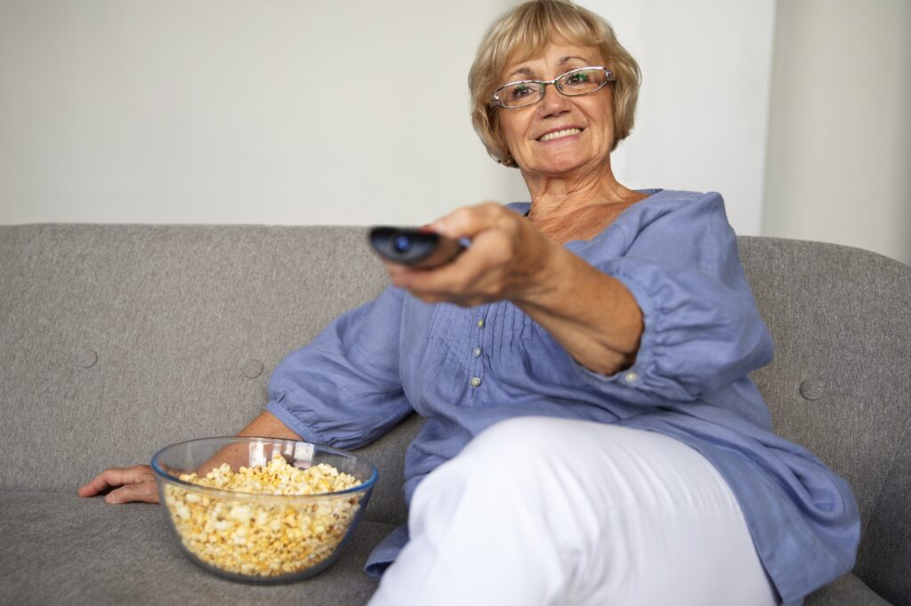 ホテルのテレビにキャストできて嬉しそうな年配の女性
